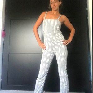 Adorable Jumpsuit that is SOO comfortable. Great condition!
